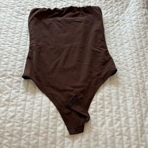 Babaton Contour Strapless Tube Bodysuit in Rich Mocha Brown, Small